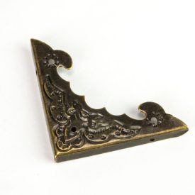 Fém sarokvédő szögekkel 4cm x 4cm x 0,4cm Fém sarokvédő szögekkel 4cm x 4cm x 0,4cm