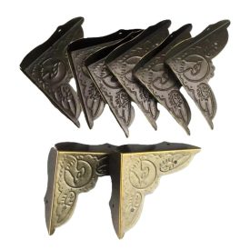 Fém sarokvédő 4,5cm x 4,5cm x 1,3cm Fém sarokvédő 4,5cm x 4,5cm x 1,3cm