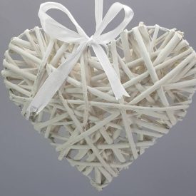 Fehér vessző szív fém vázon 19cm Fehér vessző szív fém vázon 19cm