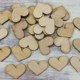 Fa romantik szív 3cm x 2,5cm | 30 darabos csomag Fa romantik szív 3cm x 2,5cm | 30 darabos csomag