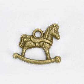 Fém medál - Hintaló 2cm x 1,7cm Fém medál - Hintaló 2cm x 1,7cm