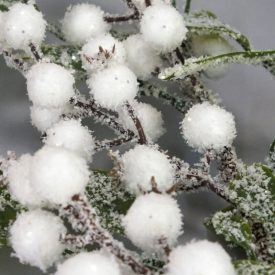 Fehér hamvas bogyós ág levelekkel 57cm x 17cm Fehér hamvas bogyós ág levelekkel 57cm x 17cm