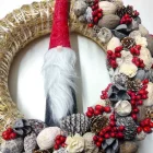 Manós téli koszorú, szalmaalapon – 30 cm