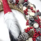 Manós téli koszorú, szalmaalapon – 30 cm