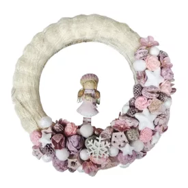 Angyalka pasztell rózsaszín téli koszorún – 30 cm