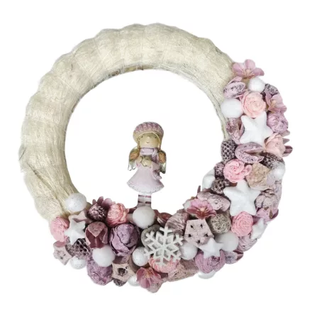 Angyalka pasztell rózsaszín téli koszorún – 30 cm