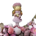 Angyalka pasztell rózsaszín téli koszorún – 30 cm