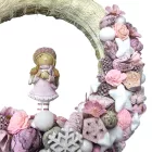 Angyalka pasztell rózsaszín téli koszorún – 30 cm