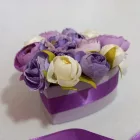 Selyemvirág box - Lila-ekrü szív alakú