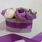 Selyemvirág box - Lila-ekrü szív alakú